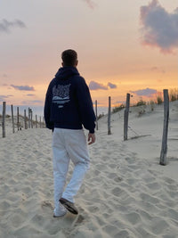 hoodie sunride studios bleu marine sur la plage pendant le sunset