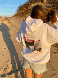 hoodie sunride studios blanc sur une plage